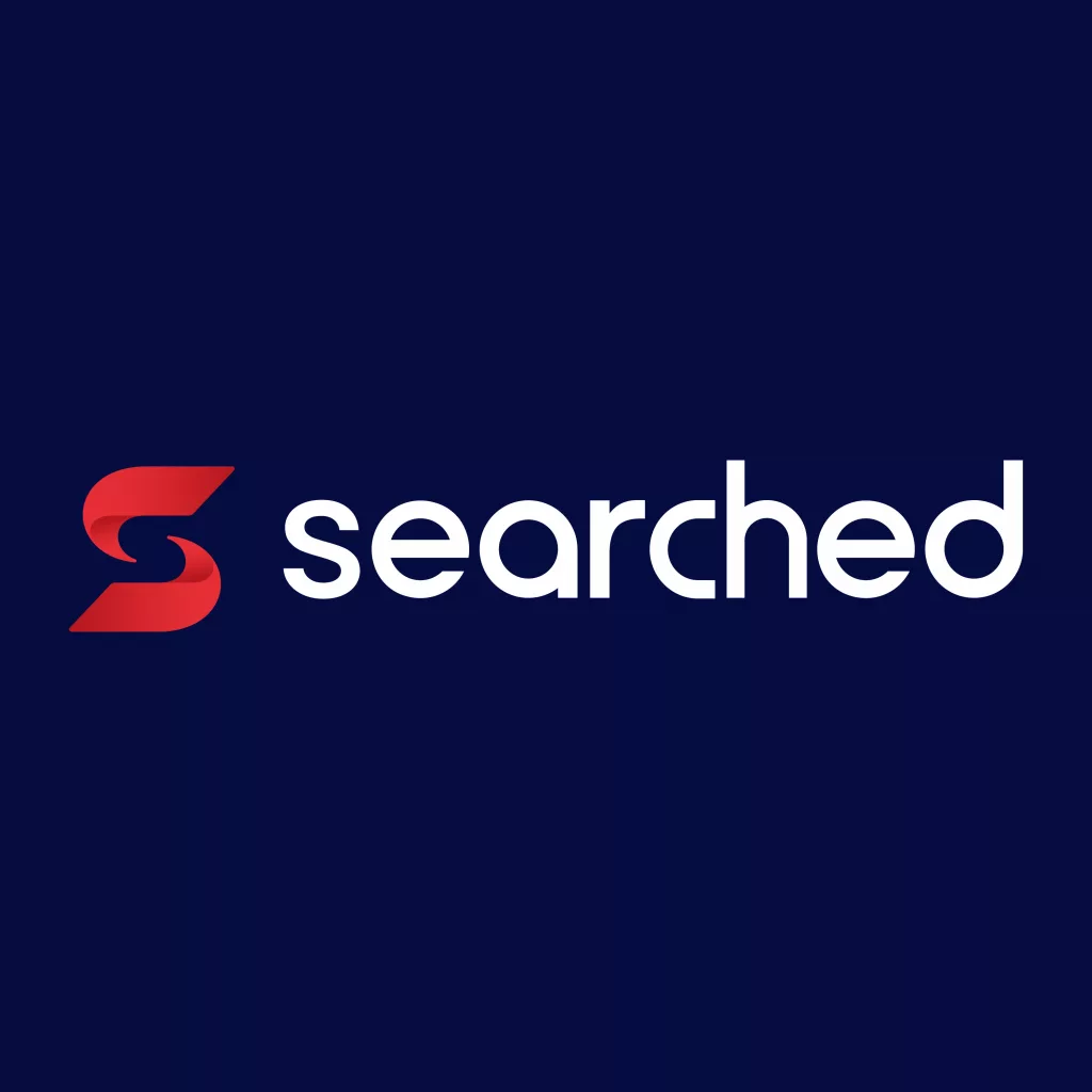 Das Logo der searched GmbH in einem quadratischen Bild mit weißer Schrift, rotem Logo und dunkelblauen Hintergrund