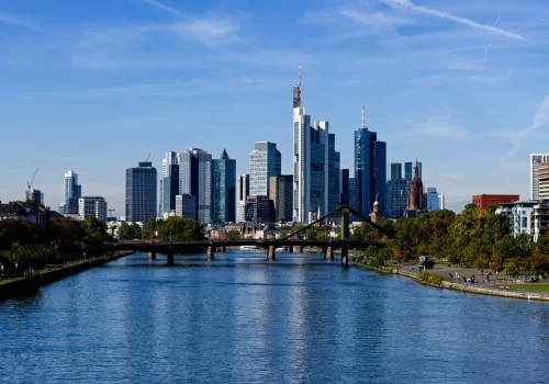 Das Titelbild der Personalberatung IT Frankfurt zeigt die Frankfurter Skyline bei Tag