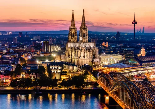 Luftaufnahme von Köln während Sonnenuntergang