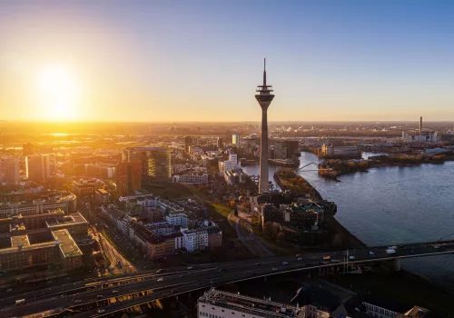 Luftaufnahmen von Rheinturm in Düsseldorf während Sonnenuntergang