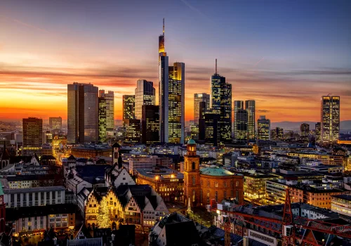 Skyline von Frankfurt am Main bei Sonnenuntergang